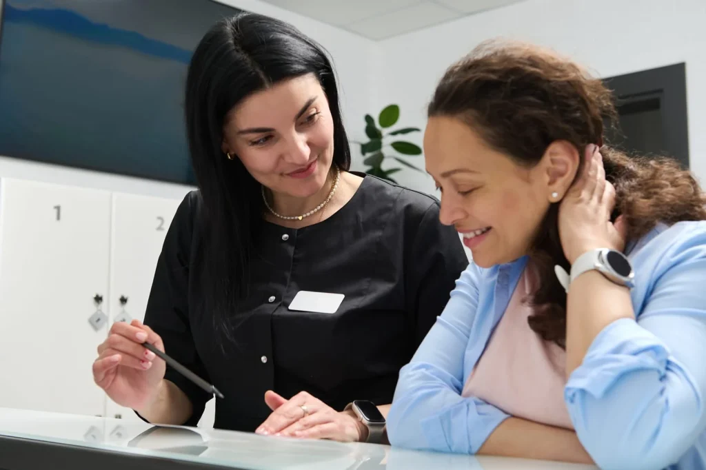 52916986\_smiling-woman-doctor-dentist-talking-to-a-female-patient-explaining-the-prescribed-treatment-in-modern-dental-clinic